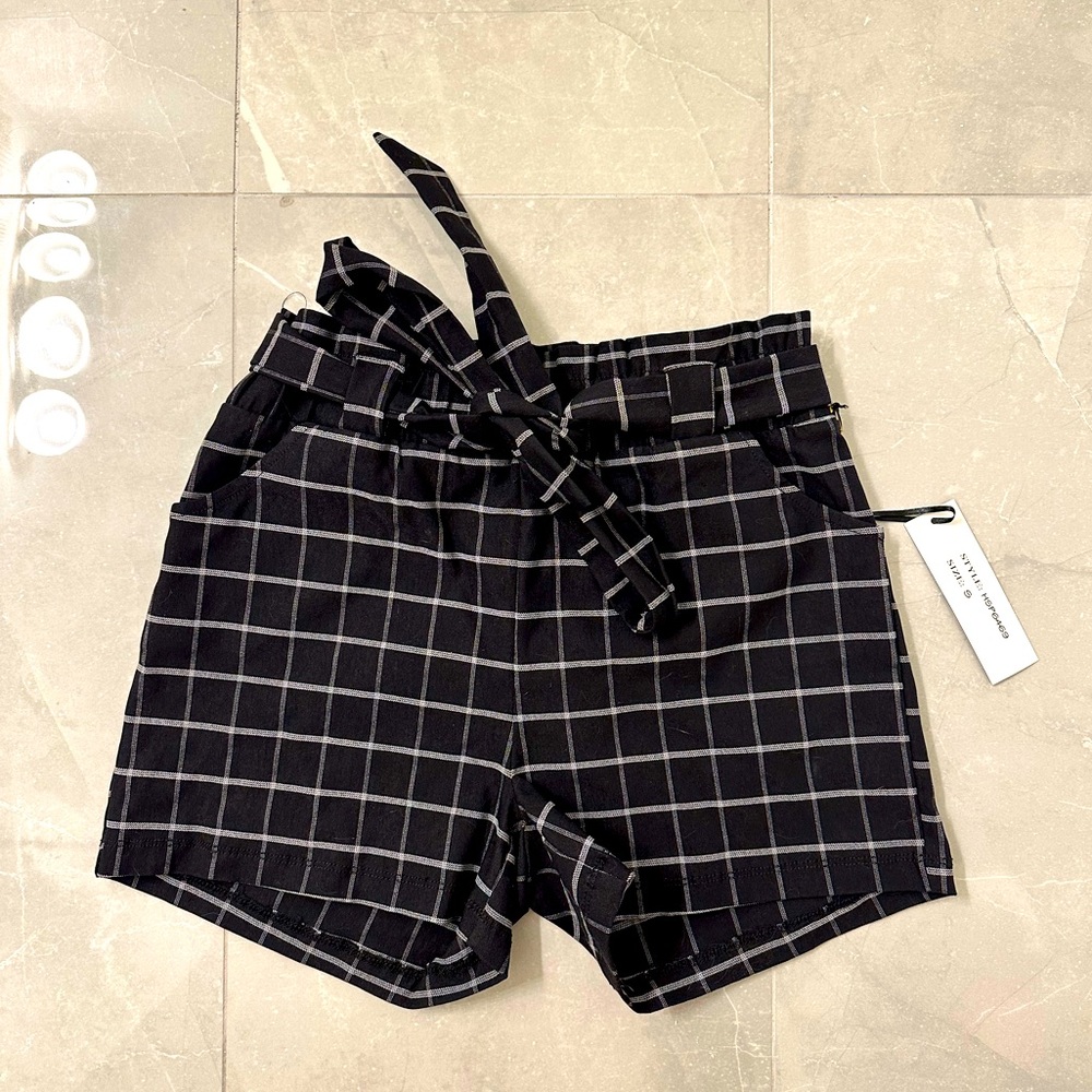 High-waisted shorts with belt